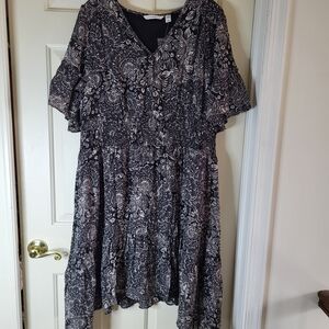 Isaac Mizrahi Black and White Floral V-Neck Midi Dress